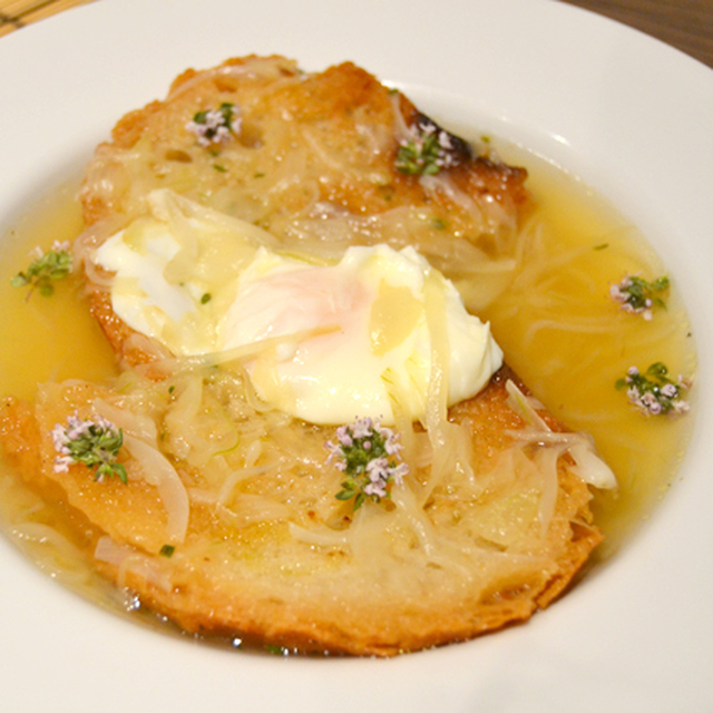 Sopa de farigola amb pa torrat i ou poché
