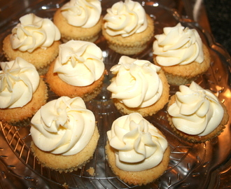 Vanilla cupcakes med lemon curd surprise og toppet med kremost topping