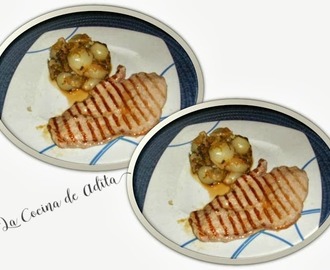 Filete de ternera, con guarnición de lechuga y cebollas francesas