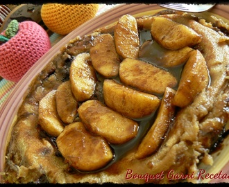 Crépe dulce de harina de garbanzos con relleno de arándanos y cubierta de manzanas almibaradas