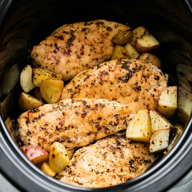 Slow Cooker Italian Chicken & Potatoes | The Recipe Critic