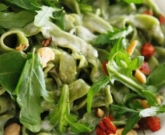 zachtaardige tagliatelle van wilde spinazie met gorgonzola, hazelnoten en rucola