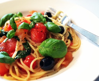 Spaghetti med tomat, basilikum og oliven