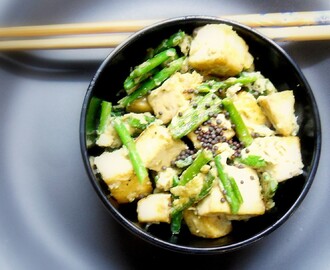 Remenat d'espàrrecs amb tofu