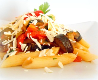 πέννες με κόκκινη σάλτσα, λαχανικά εποχής και ελιές [pasta with tomato sauce, seasonal vegetables and olives]