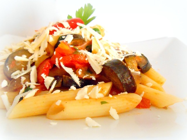 πέννες με κόκκινη σάλτσα, λαχανικά εποχής και ελιές [pasta with tomato sauce, seasonal vegetables and olives]