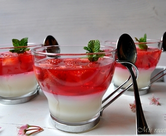 Vasitos de cuajada con gelatina de fresas