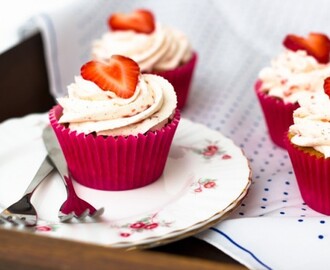 Strawberry and Cream Cupcakes Recipe
