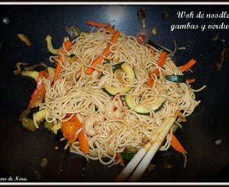 Wok de noodles, gambas y verduras.