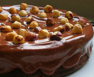 Κέικ νουτέλας με γλάσο σοκολάτας