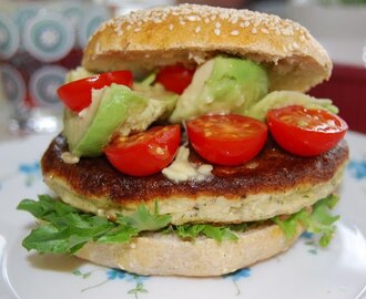 Fiskeburger med hjemmelaget hamburgerdressing