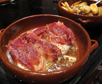 Torsk med spansk spekeskinke, ovnsbakte poteter med fennikel og sorte oliven + tomatsalat med bladpersille