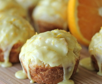 Muffins με πορτοκάλι, λευκή σοκολάτα και γλάσο πορτοκαλιού
