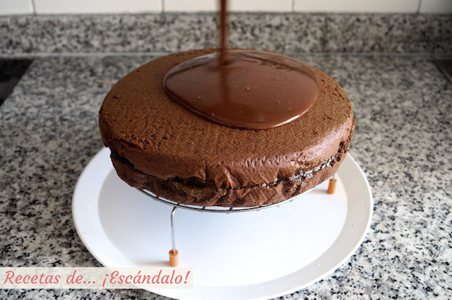 Cómo hacer una cobertura de chocolate brillante, ideal para tartas y bizcochos