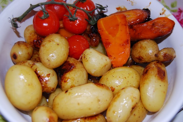 Kalkunbryst med ovnsbakte grønnsaker og syrlig saus