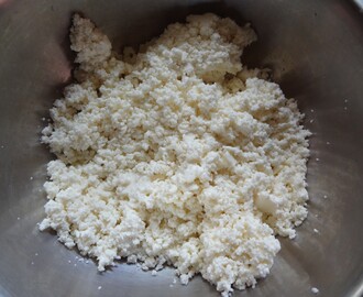 Sweet cottage cheese dumplings (Indian paneer) soaked in sweet saffron infused creamy sauce..... Ras Malai