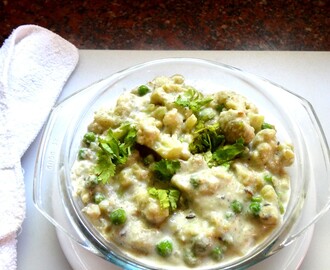 Green peas and cauliflower in  a mildly spiced thick creamy sauce     ( Gobi mutter masala)