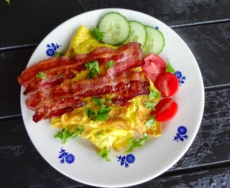 Omelett sandwich med bacon c",)