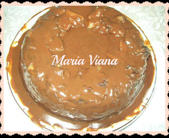 Bolo de chocolate com abacaxi e calda de chocolate: Maria Viana