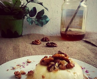 Pana cotta γιαουρτιού με μέλι και καρύδια