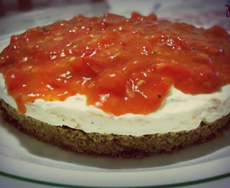Αλμυρό cheesecake με μαρμελάδα ντομάτα