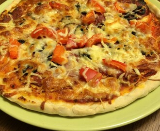 Pizza domowa z salami, papryką i oliwkami