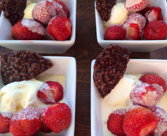 Dagens dessert! Jordbær, vaniljesaus, vaniljeis og hjemmelagd IKKE stekt sjokolade/havrekjeks! <3