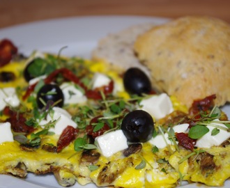 Åpen omelett med soltørkede tomater, oliven og sopp
