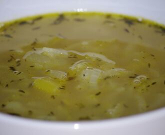 Løksuppe og spinatsnurrer med feta, soltørkede tomater og oliven