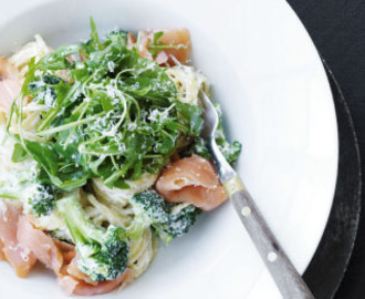 Pasta med broccoli og laks