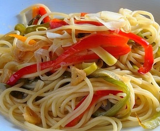 Salteado de espaguetis y verduras