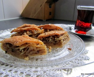 Cevizli ev baklavası (Turkse baklava van zelfgemaakt deeg met walnoten)