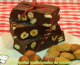 Receta de turrón de chocolate con avellanas y almendras