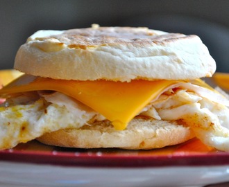 Desayuno de antojo: English Muffins con queso y huevo estrellado (15 minutos)