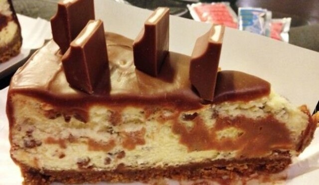 Υπέροχο cheesecake “Kinder Bueno” με γλάσο σοκολάτας από το Sintayes.gr!