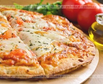 Pizza z pomidorami i mozzarellą