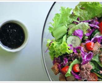 comida para um dia quente: salada multi-colorida com atum