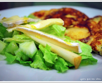 uma jantinha leve: omelete com batata e salada verde com pera e brie