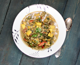 Fyldig vegetarisk thai-suppe med et ton grøntsager
