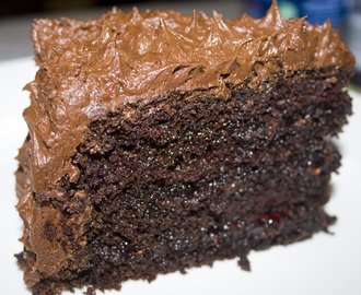 Σούπερ υγρό σοκολατένιο κέϊκ γαρνιρισμένο σε σαντιγί σοκολάτας
