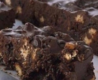 Υγρό κέικ σοκολάτας με μπισκότα από το sintayes.gr!