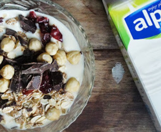 Ontbijt: Alpro Mild & Creamy met cranberries, ontbijtgranen, chocolade en hazelnoten & Toetje: Alpro Mild & Creamy met meringues, rood fruit en amandelen
