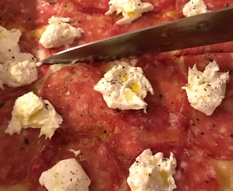 Recept: pizza bianco med tryffelsalami och burrata