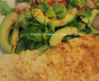Omelete de Claras com Salada de Alface, Abacate e Rabanetes