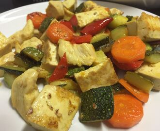 Verdures al wook amb pollastre i tofu  amb curry
