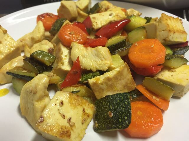 Verdures al wook amb pollastre i tofu  amb curry