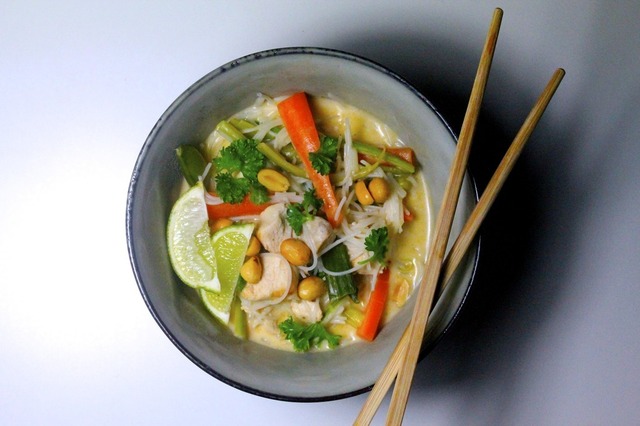 Spicy thaisuppe med kylling, nudler og friske grøntsager