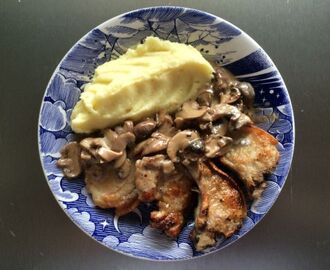 Spanferkel Kotelett mit Kartoffelbrei und Champignons