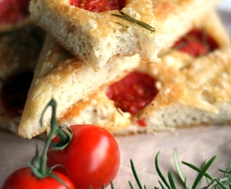 {Rezept} ideale Grillbeilage: Focaccia mit Rosmarin und Tomaten