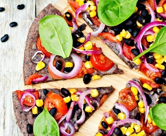 Vegetarisk Pizza lavet på sorte bønner